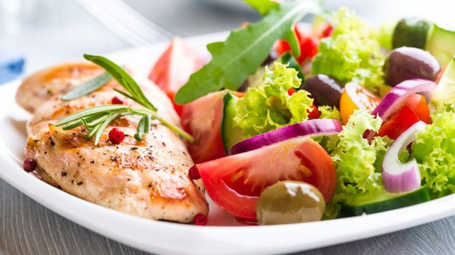 ensaladas de verduras y pescado con una dieta proteica