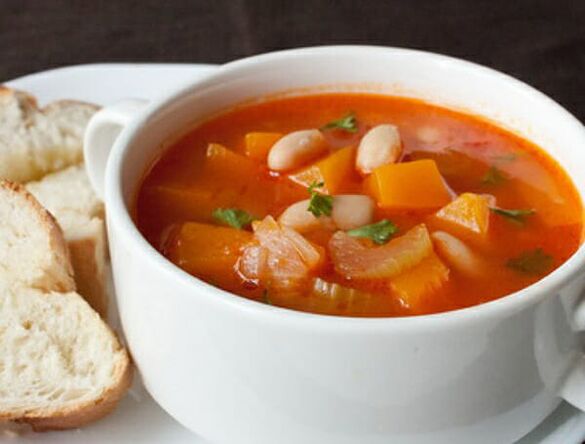 La sopa de apio es un plato delicioso en una dieta saludable para adelgazar