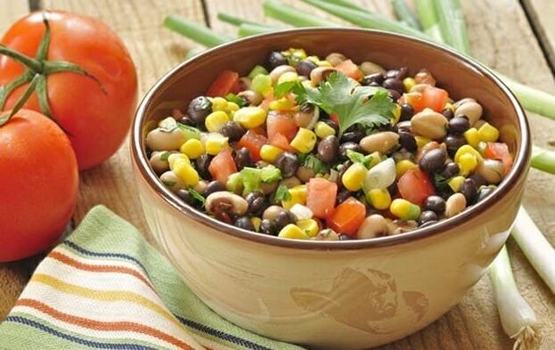Las ensaladas dietéticas de verduras se pueden incluir en el menú al perder peso con una nutrición adecuada. 