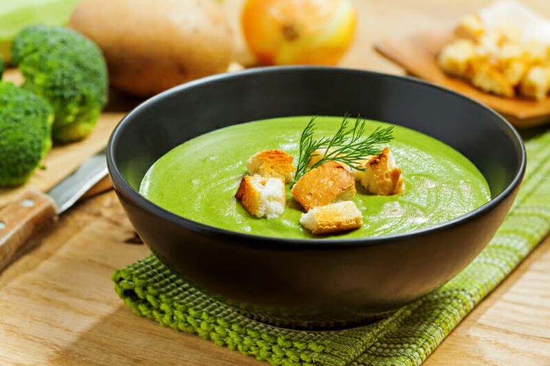 Sopa de crema de brócoli en el menú de la dieta para bajar de peso. 