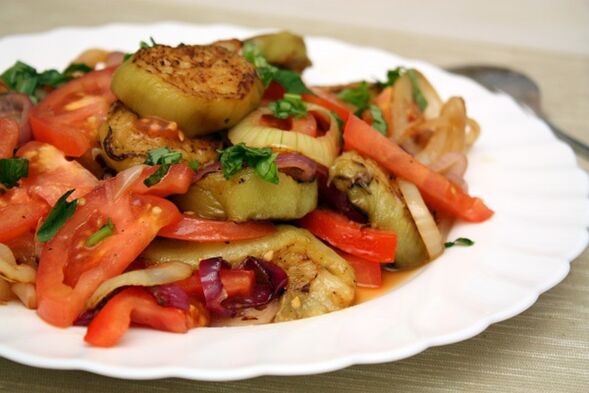 La dieta Maggi incluye una saludable ensalada de verduras y berenjenas hervidas. 